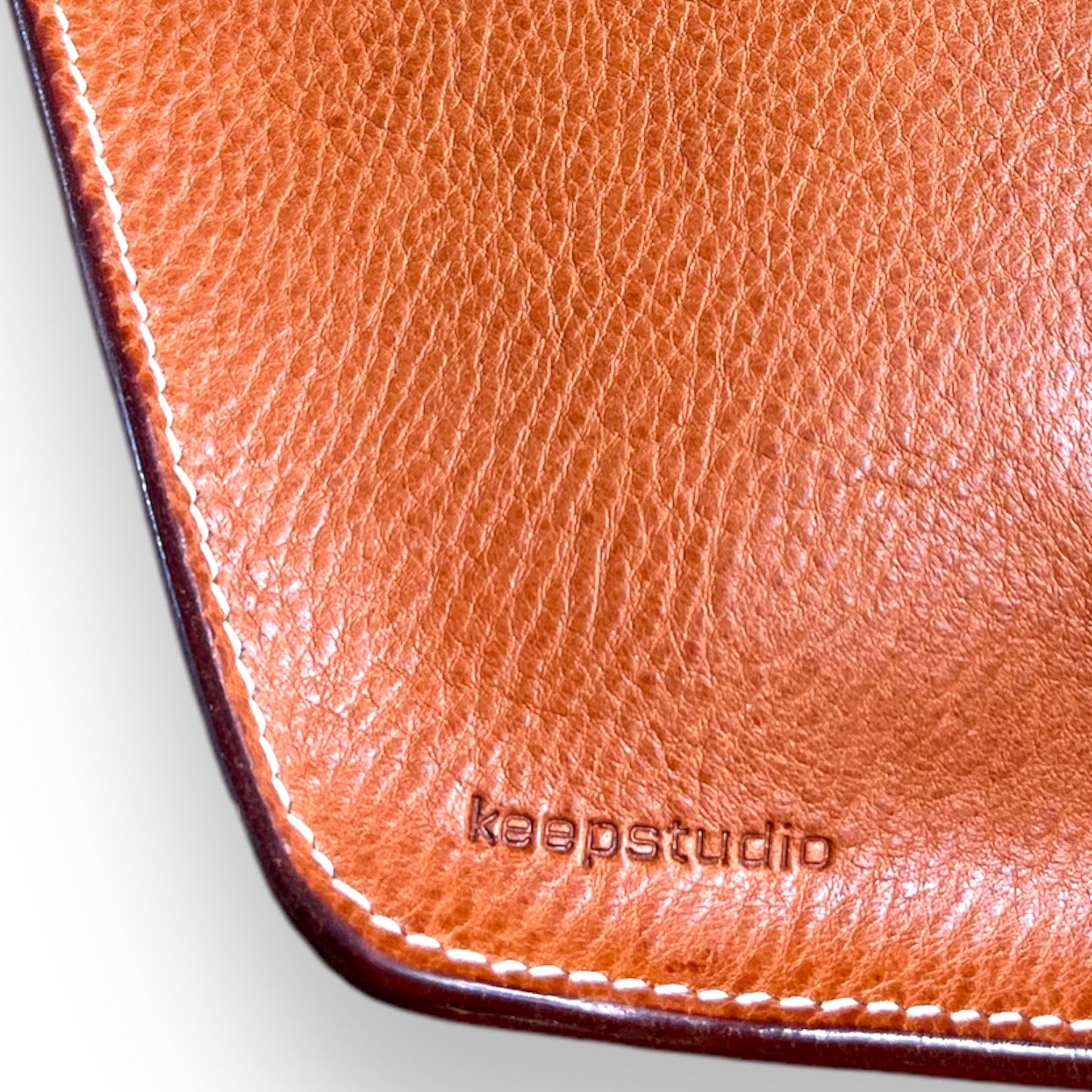 keep-studio brand logo on tan vegetable tanned leather bag